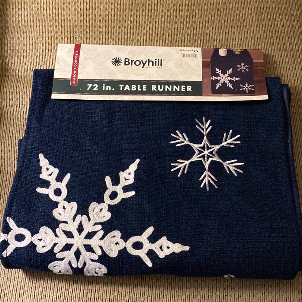 Broyhill 72” table runner lined